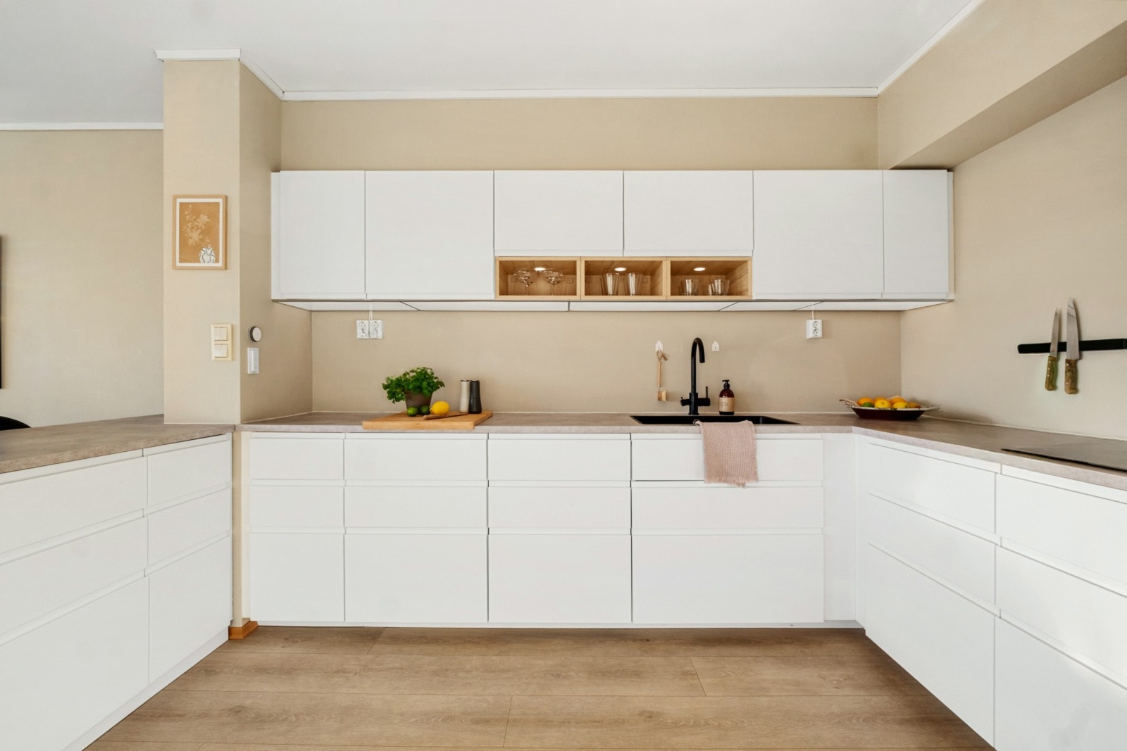 Innredning med glatte fronter og benkeplate av laminat. Galleribilde