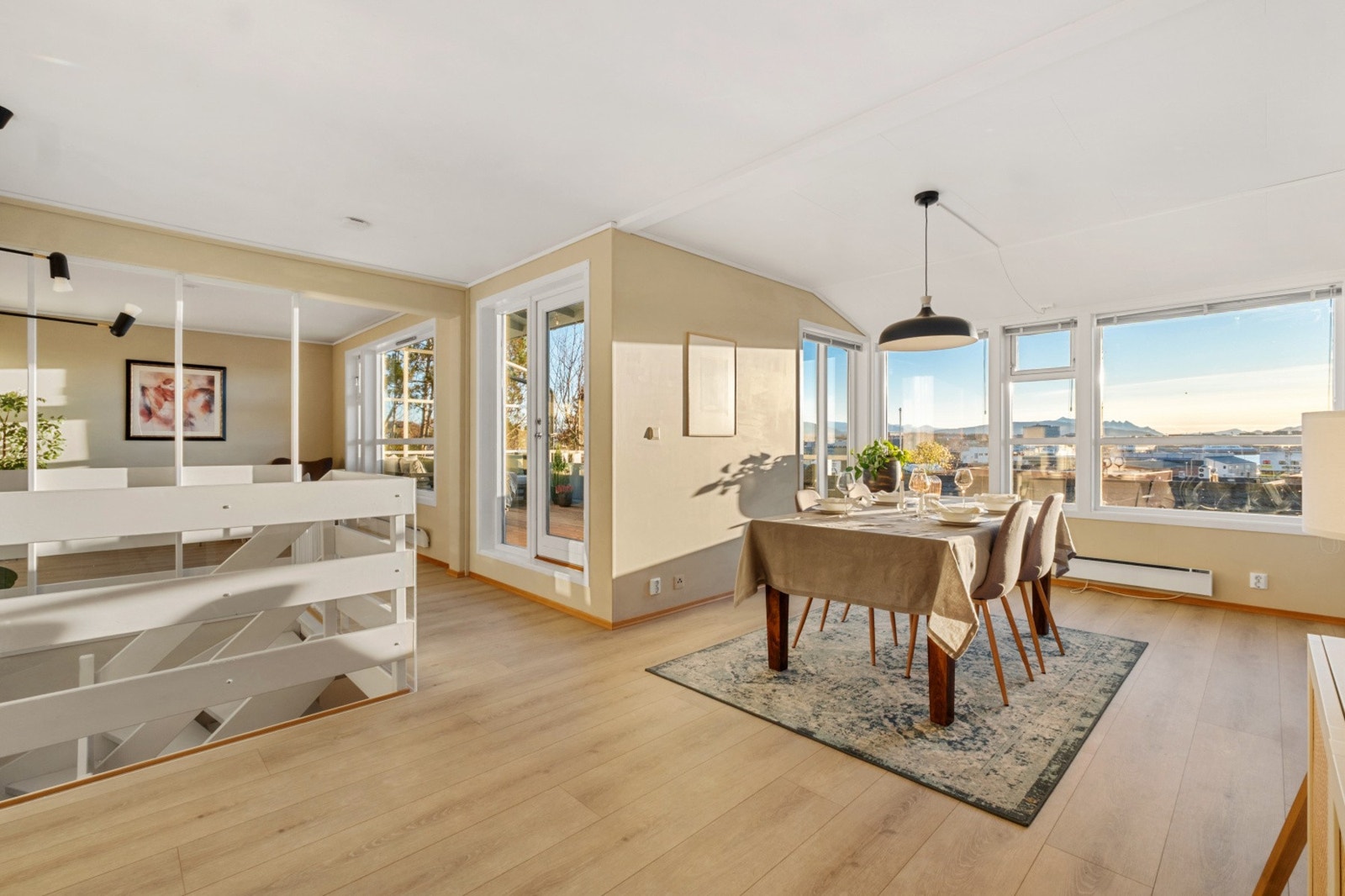 Boligen er tilbygget i 2003 - Her er det god plass til et ekstra langt spisebord, hvor man kan samle hele storfamilien Galleribilde