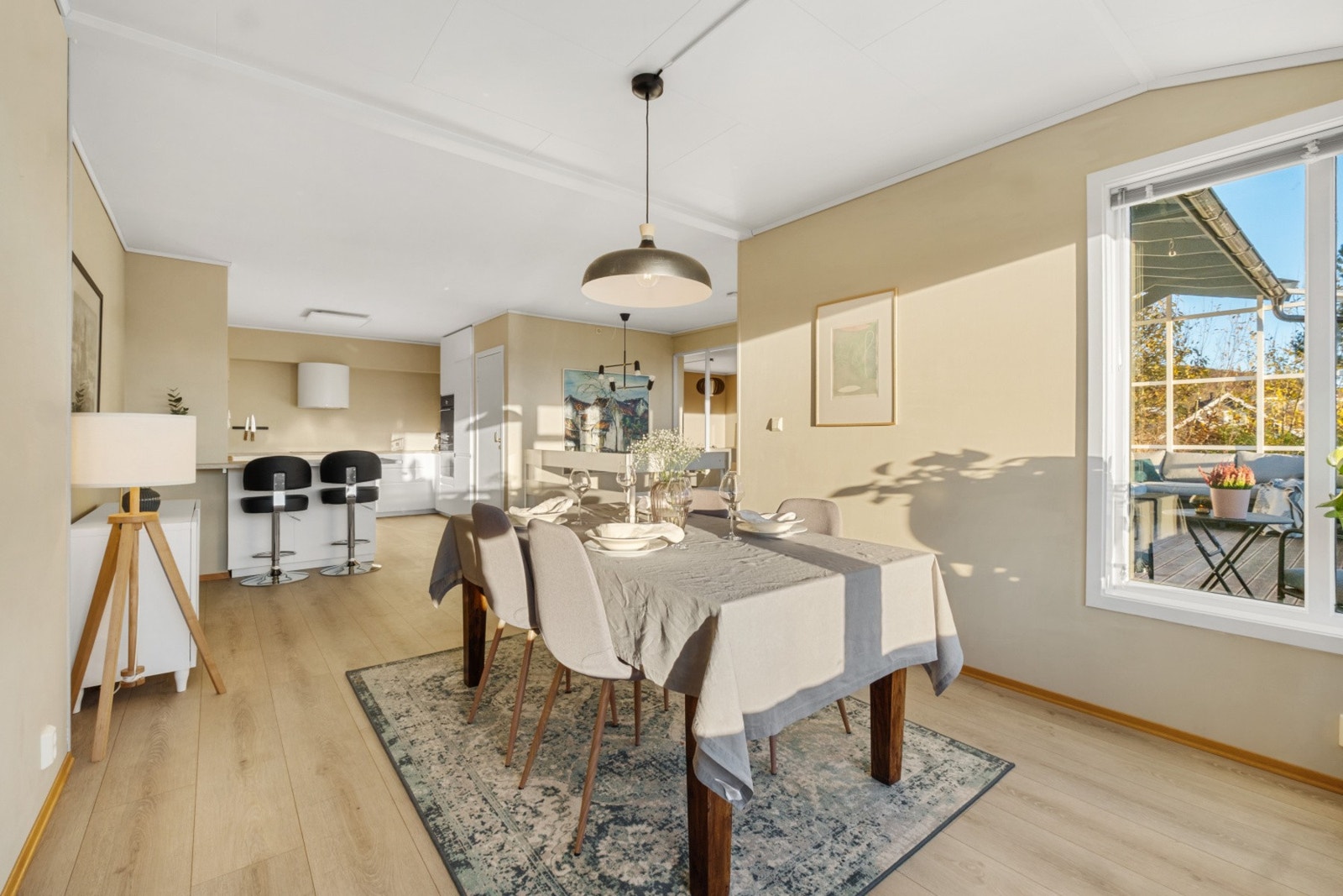 Spisestue i tilknytning til kjøkken Galleribilde