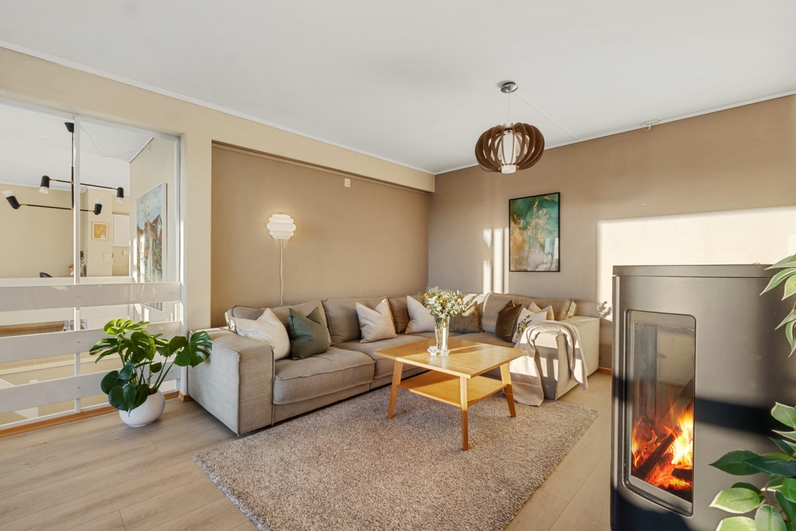 Lyst og flott laminat gulv Galleribilde