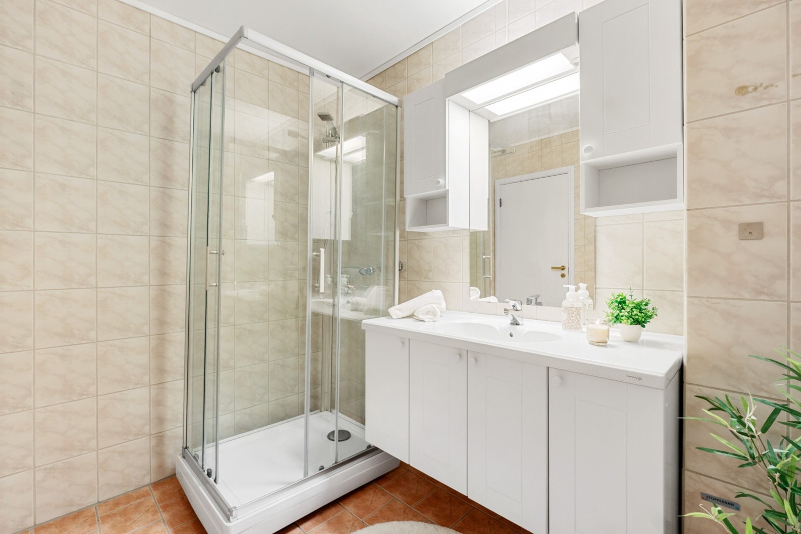 Flislagt bad i god størrelse - Varme i gulv Galleribilde