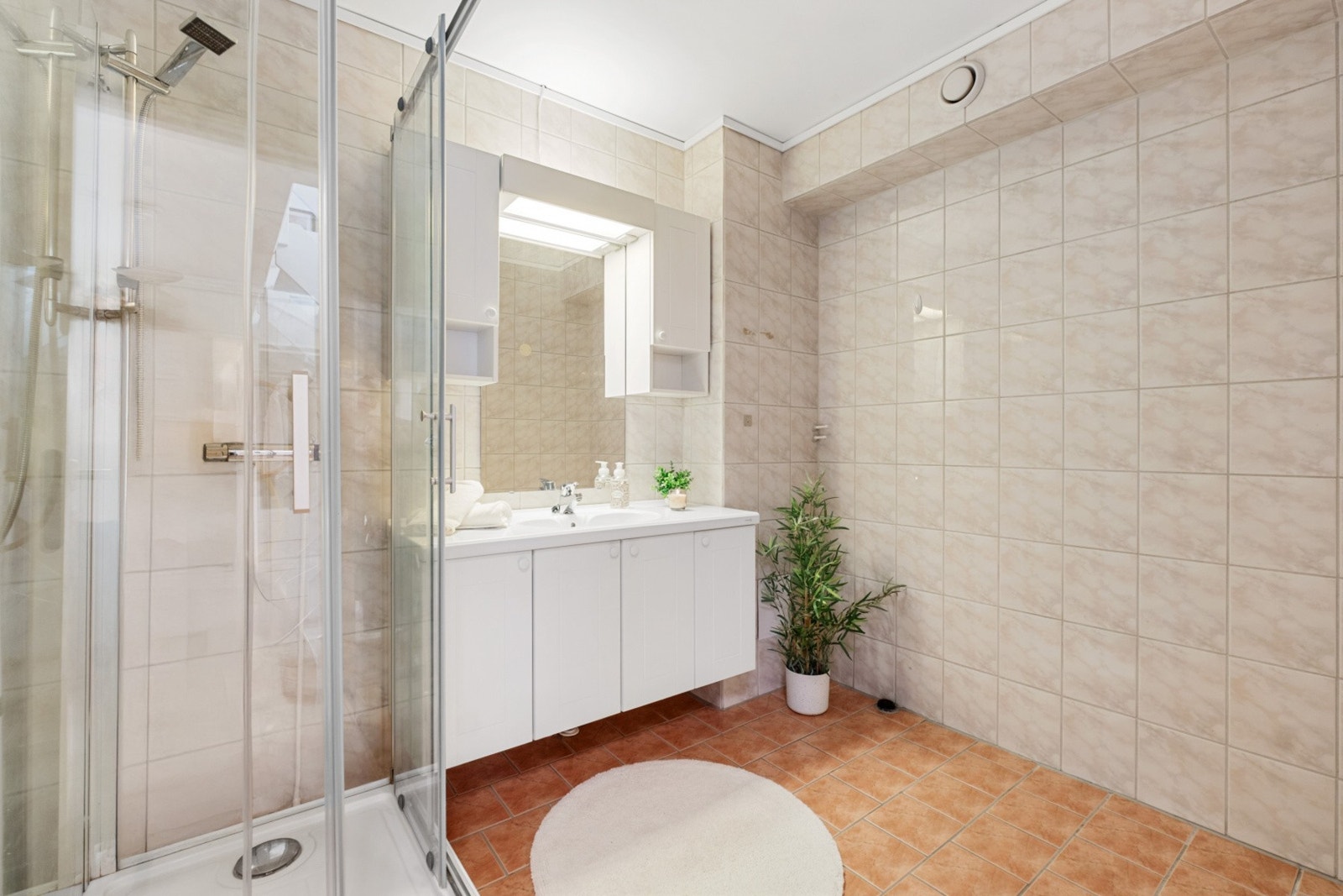 Flislagt bad i god størrelse - Varme i gulv Galleribilde