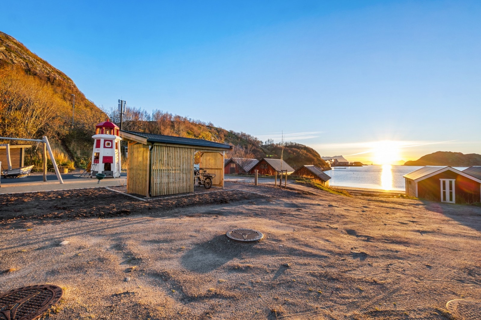 Kort vei til flotte turområder, her ved stranda i Kvalvika Galleribilde