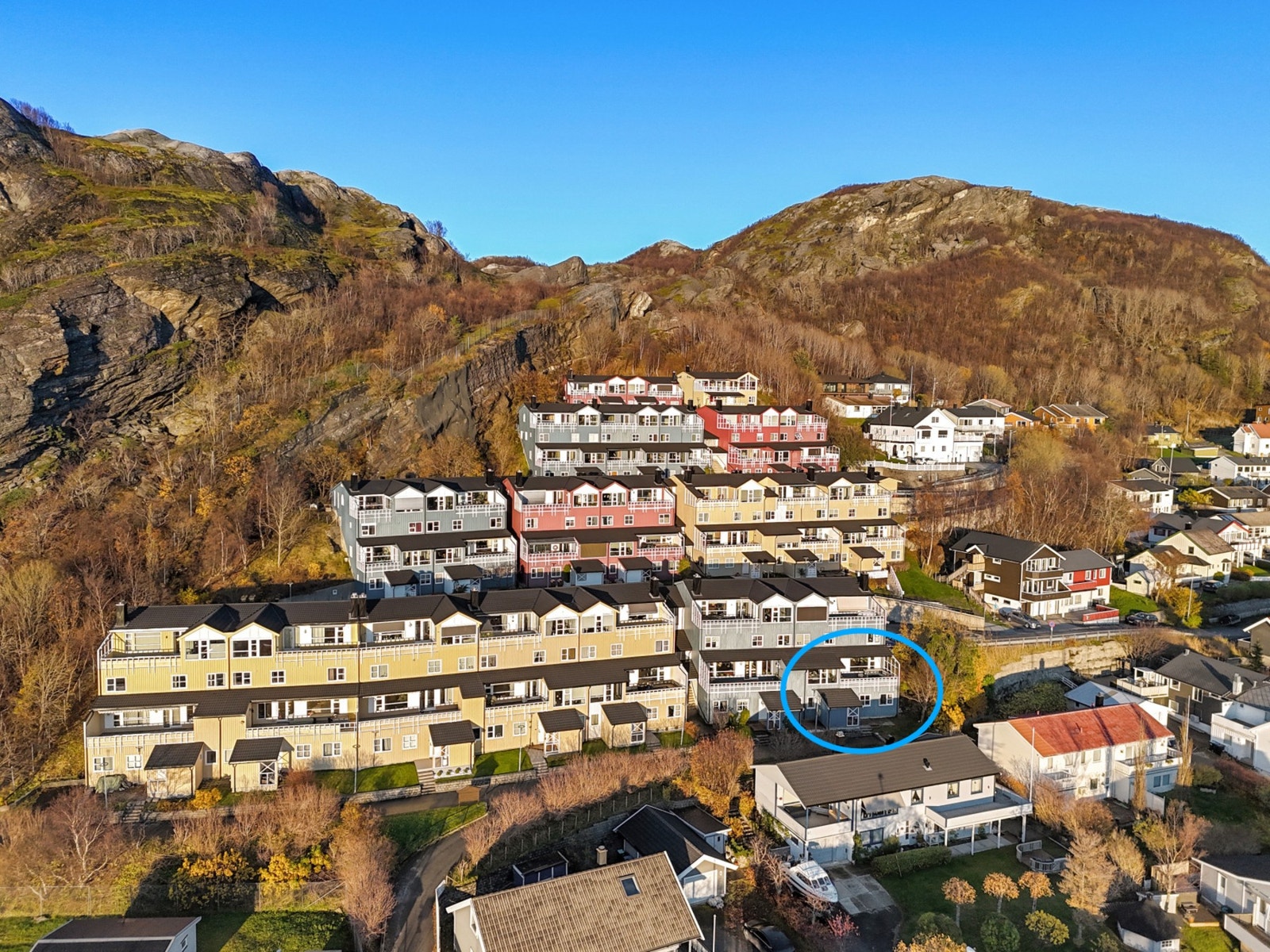 Terrasseboligen ligger fint til på enden av rekken - Parkering i lukket garasjeanlegg Galleribilde