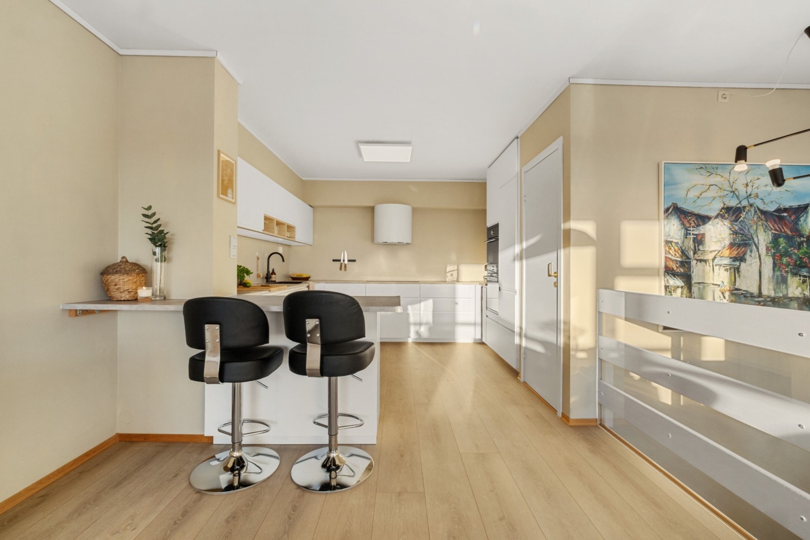 Godt utbygget kjøkken med praktisk barløsning i front. Galleribilde