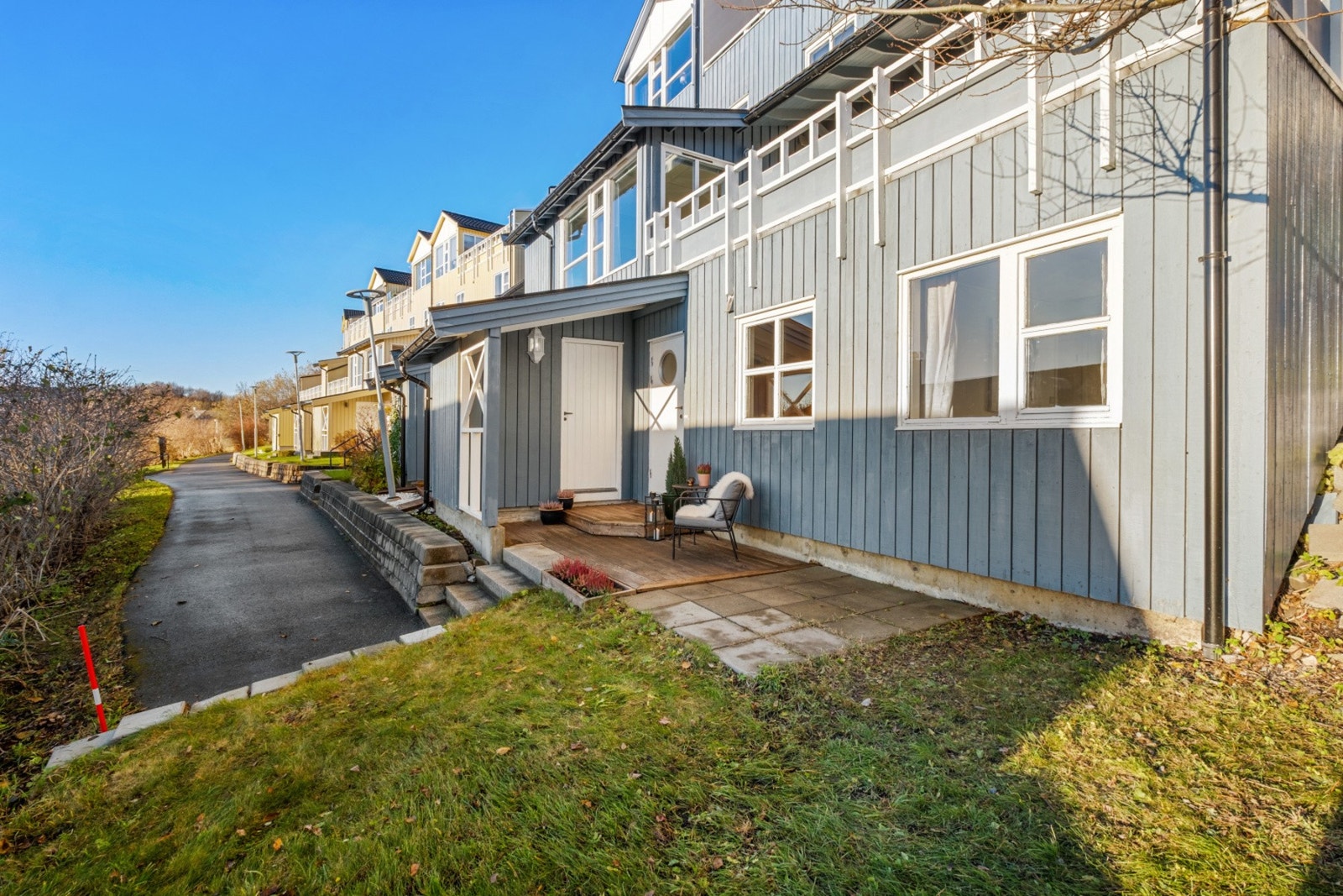 Inngangsparti med utebod og terrasse Galleribilde