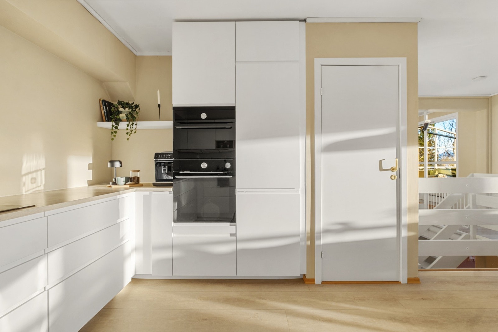 To komfyrer, en med mikrobølgeovn, og en med dampfunksjon. Galleribilde