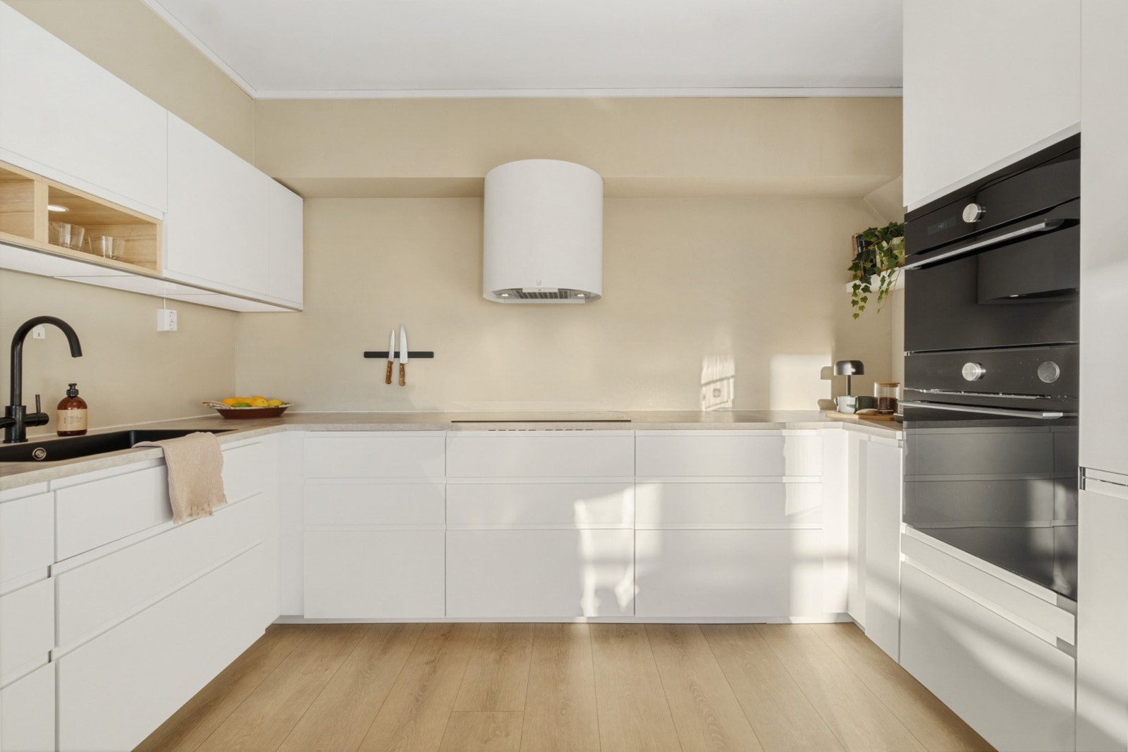 Lyst og stilfullt kjøkken som er modernisert i 2021 Galleribilde