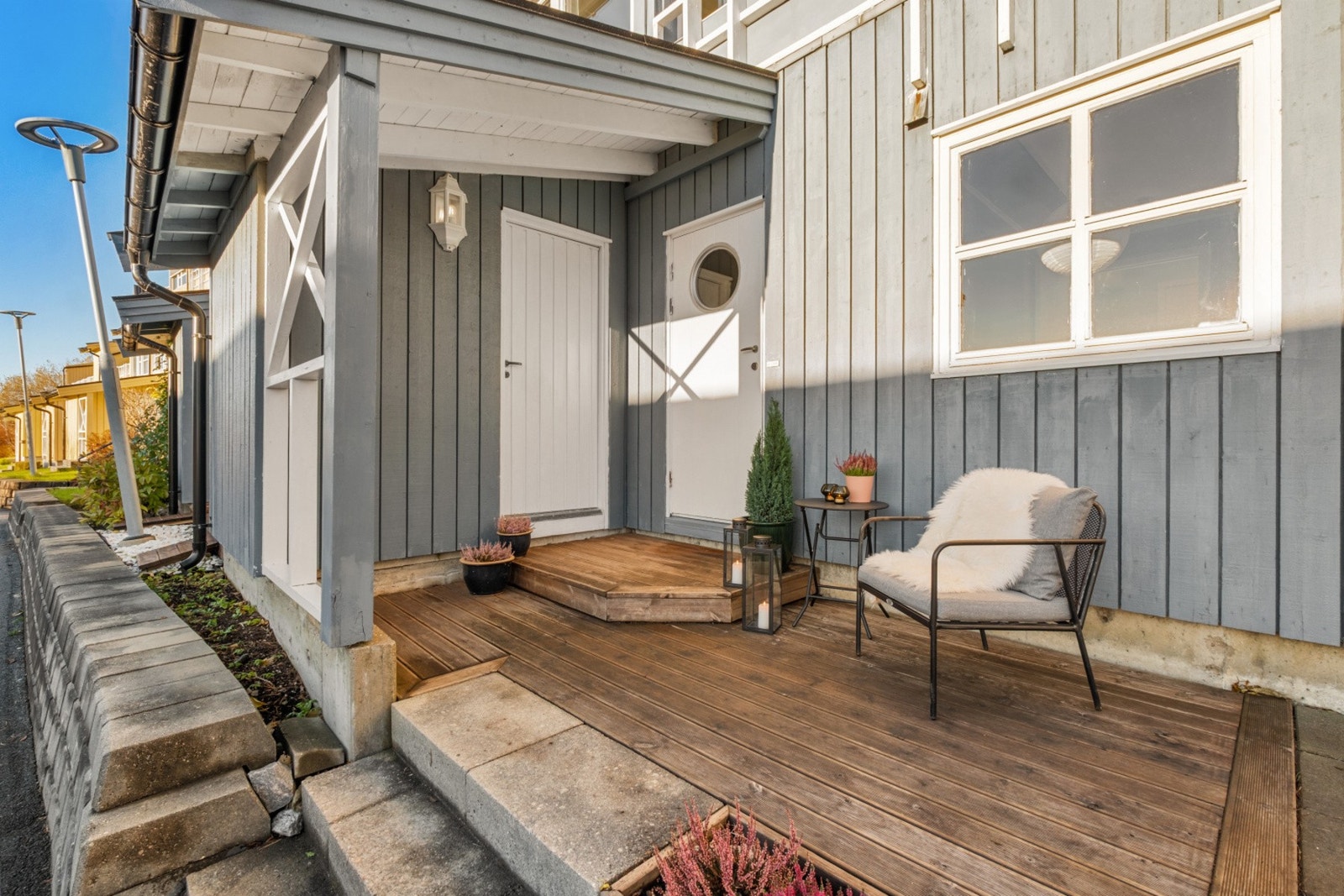 Hyggelig inngangsparti med praktisk utebod rett ved inngangsdør Galleribilde