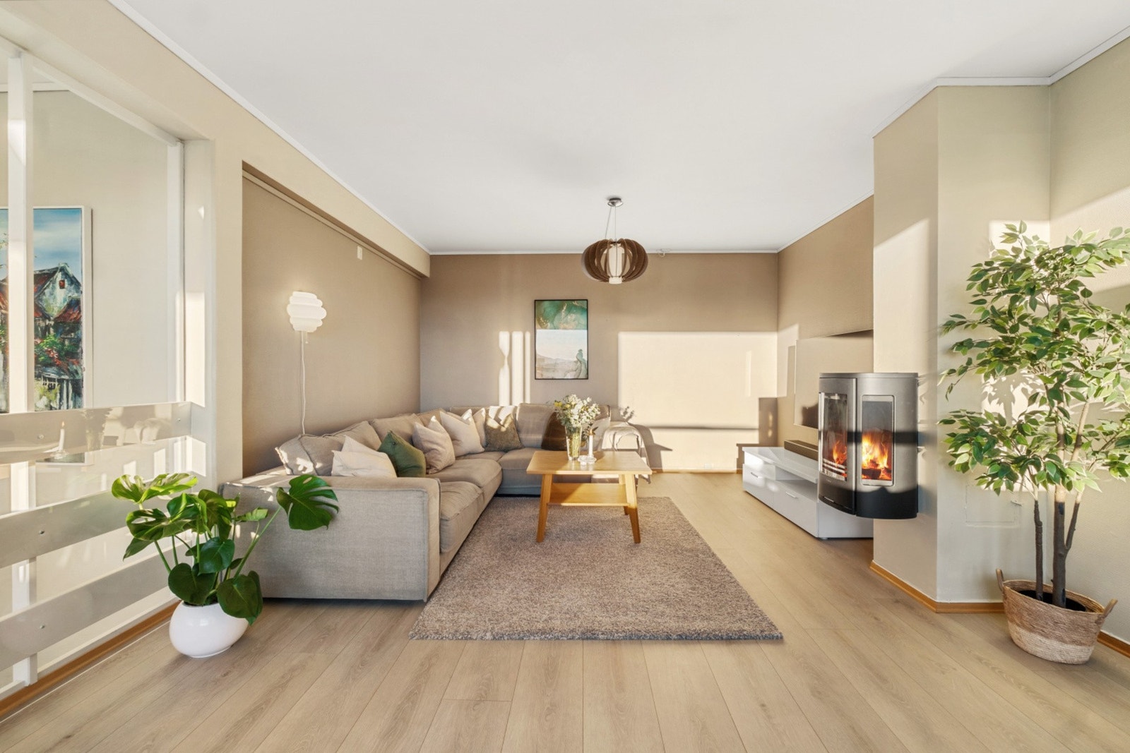 Romslig stue med god plass til sofagruppe - Vedfyring Galleribilde