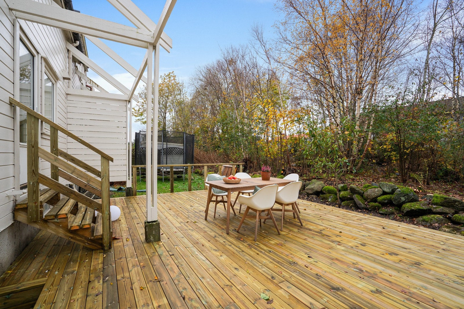 En rolig ekstra terrasse som passer perfekt til utemåltider. Galleribilde