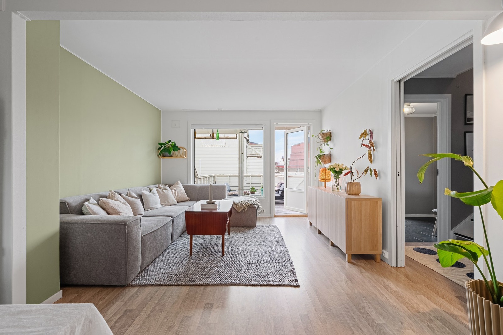 Rommet har store vindusflater som slipper inn rikelig med lys, samt enkel tilgang til terrassen. Galleribilde