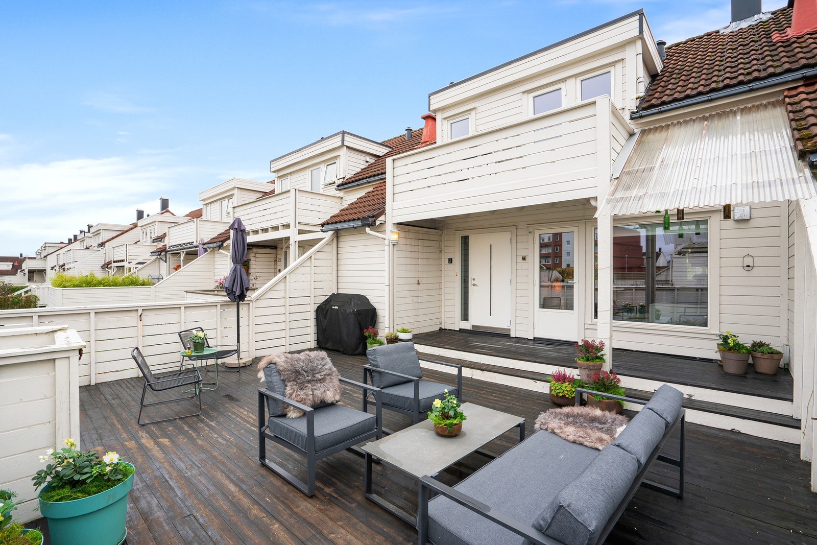 Sydvendt terrasse med optimale solforhold. Galleribilde