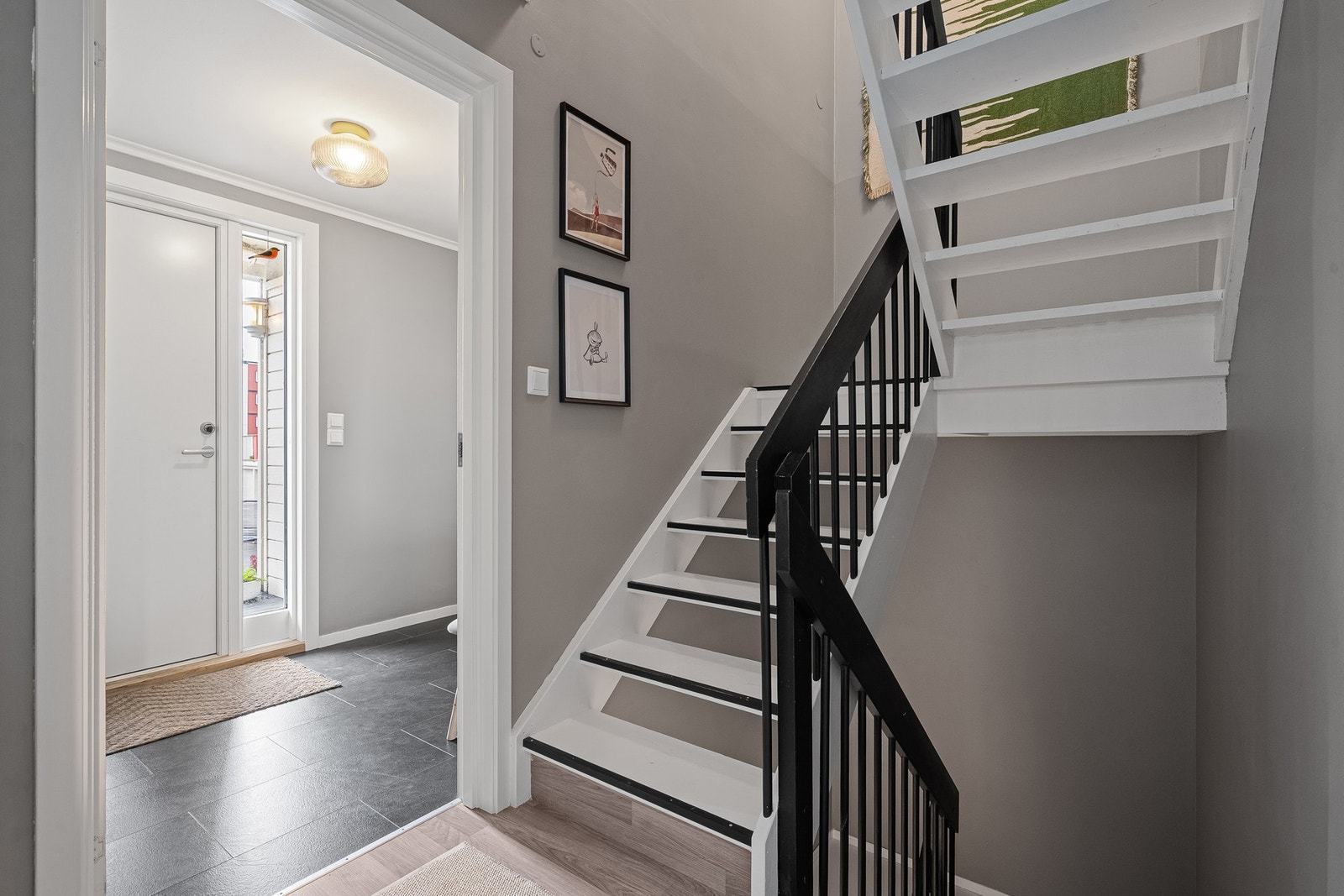 Trappen funker som et naturlig knutepunkt for boligen. Galleribilde