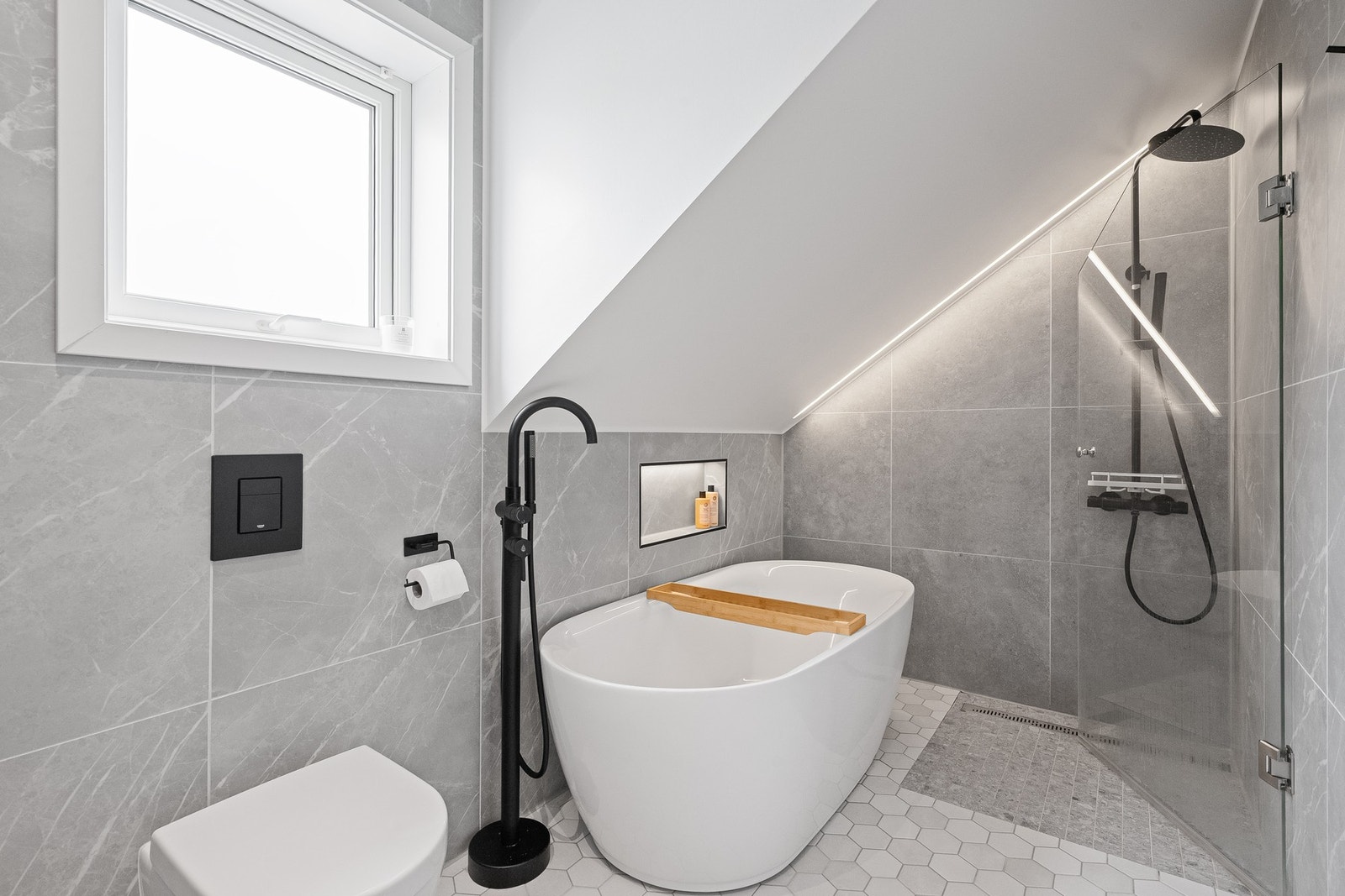 Badet imponerer videre med sin moderne og elegante stil. Galleribilde