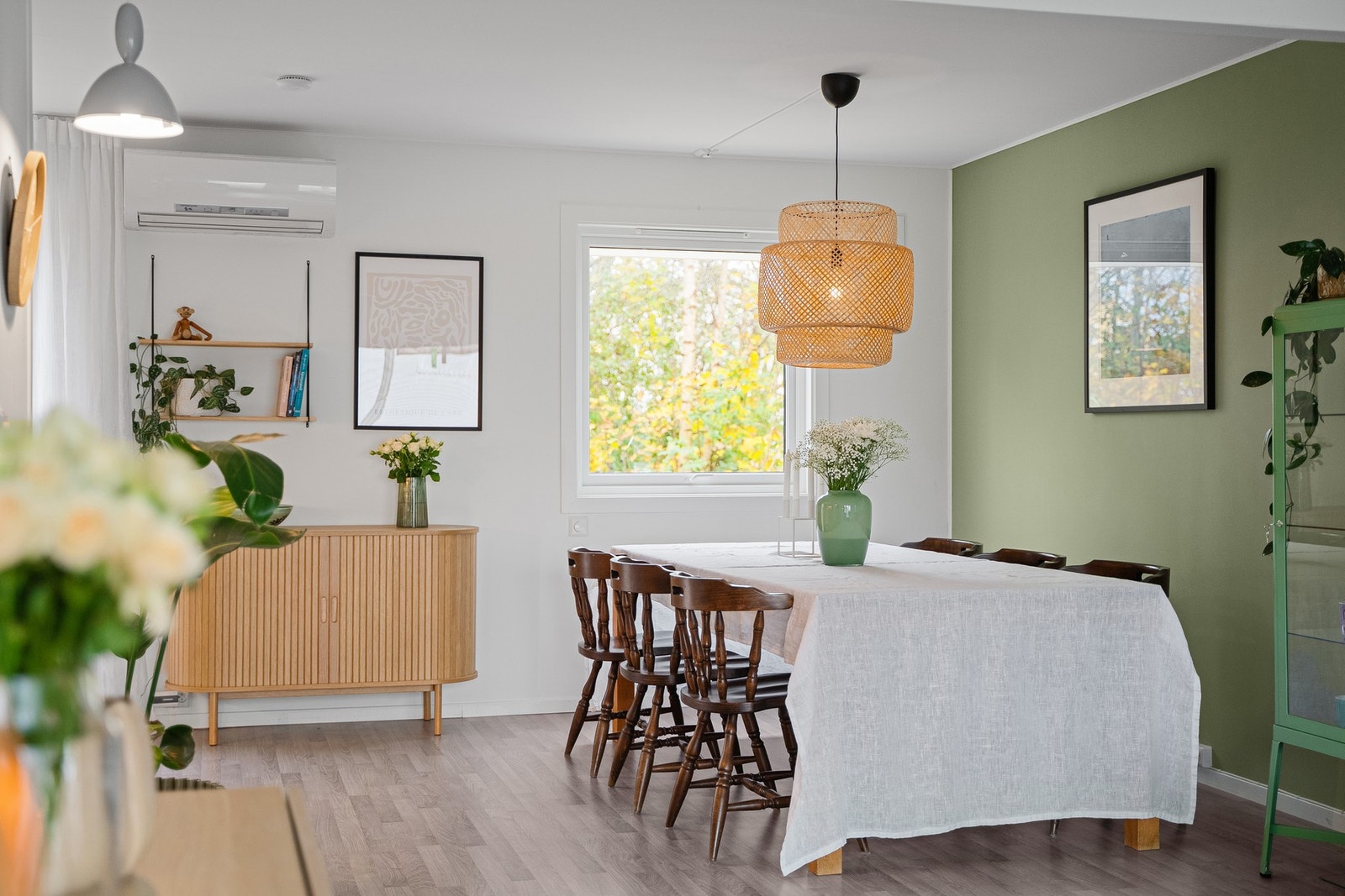 Spiseomeråde med lun atmosfære og plass til gode måltider med familie og venner. Galleribilde