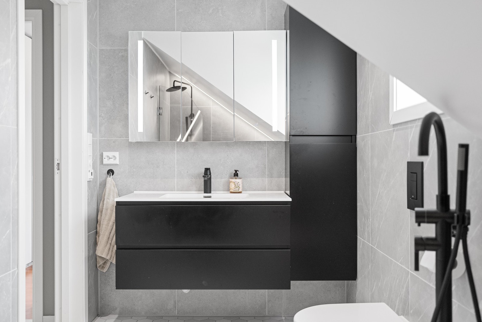 Lekkert bad med 60x60 fliser, som skaper et moderne preg. Galleribilde