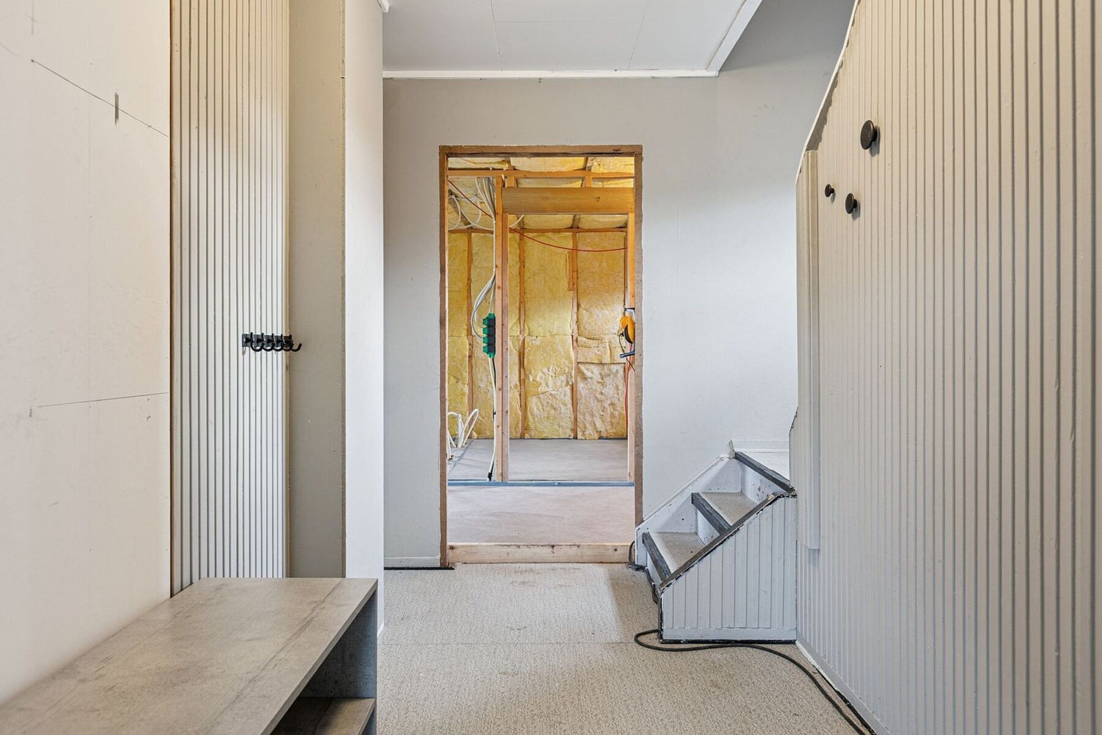 Døråpning rett frem tar oss inn til en større entré Galleribilde