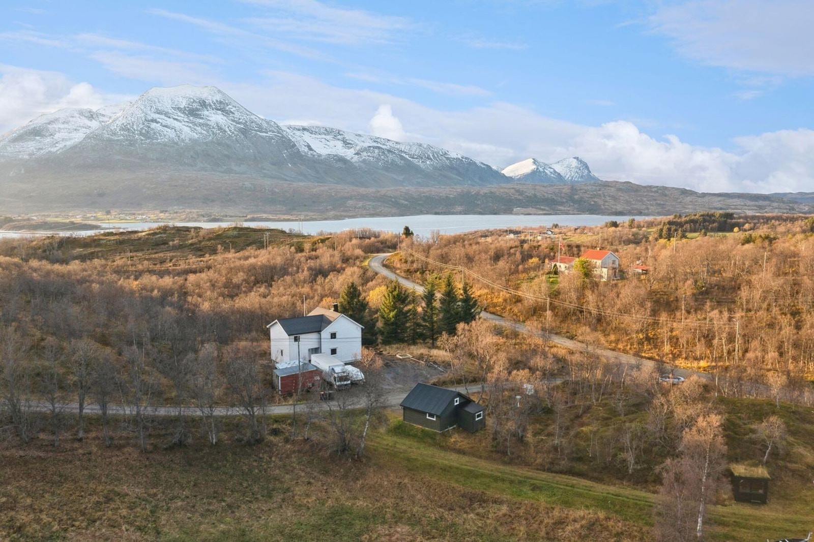 Grytøya i bakrunnen inneholder flere spektakulære fjelltopper, hvor det går merkede turstier til Galleribilde
