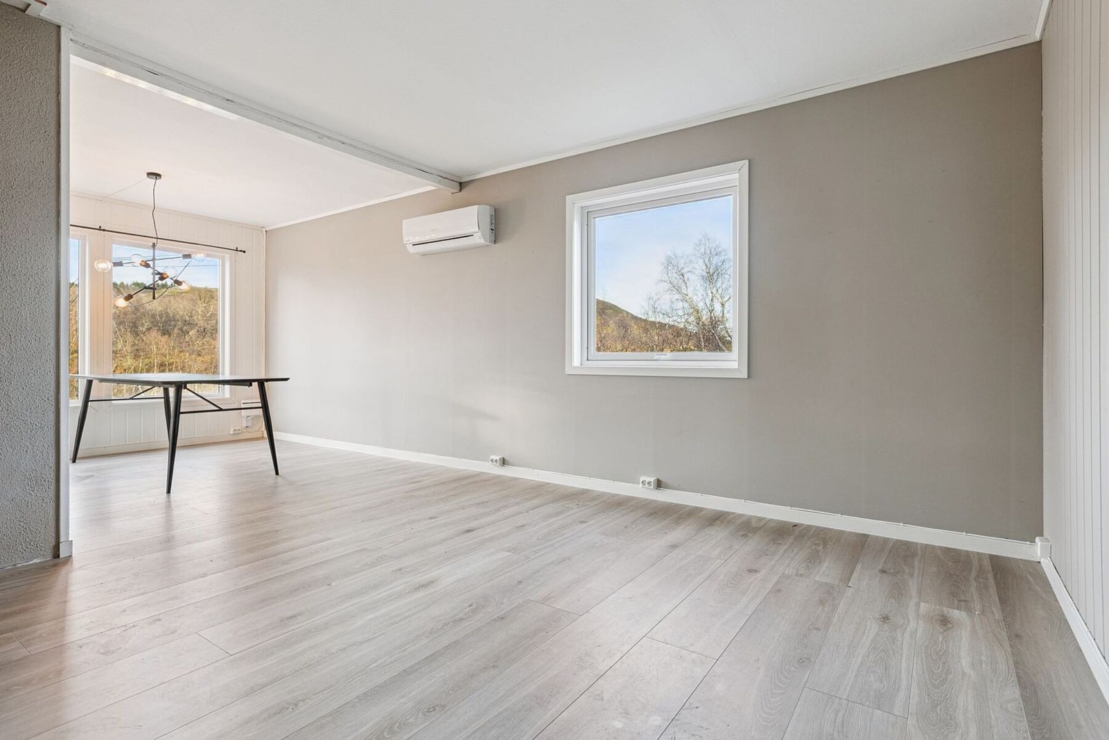 I hovedetasjen er det en lys og romslig stue, hvor varmepumpe sørger for god oppvarming Galleribilde