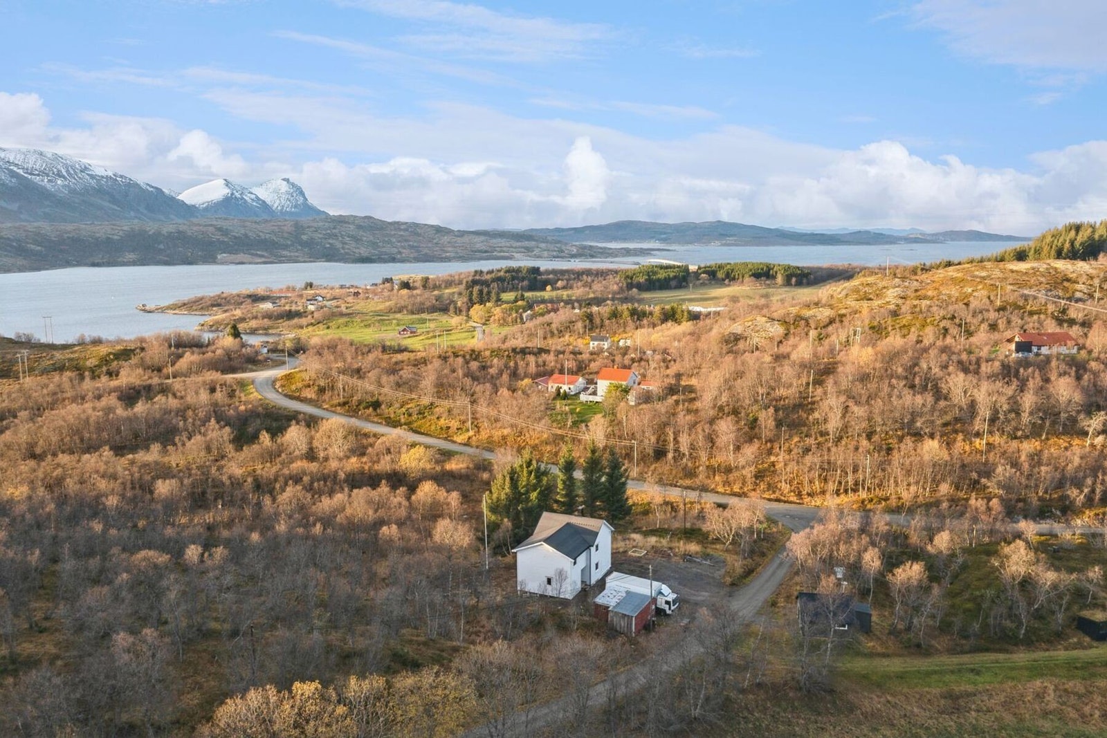 Kort og enkel reisevei til Grytøya med bruforbindelse, og tunnel til Bjarkøya med nærbutikk Galleribilde
