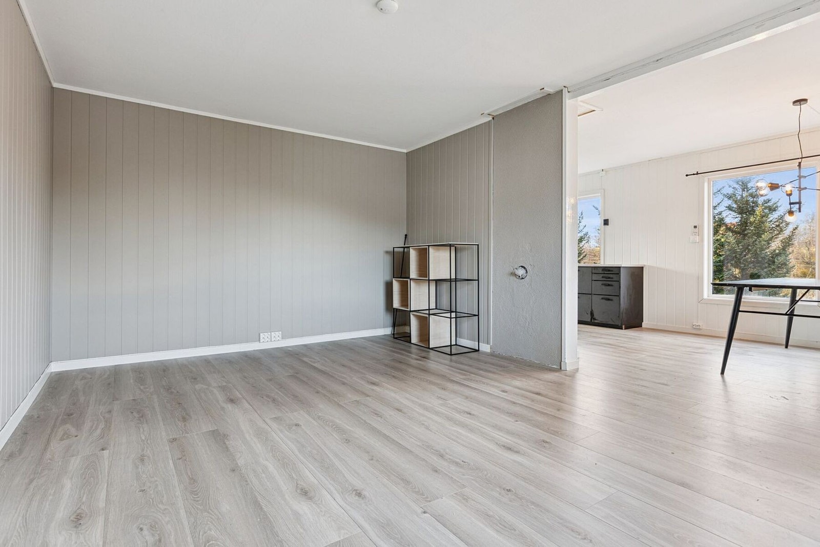 Velkommen inn! Boligen har gjennomgått store renoveringsarbeider i nyere tid, hvorav innvendig del av tilbygget ikke er ferdigstilt Galleribilde