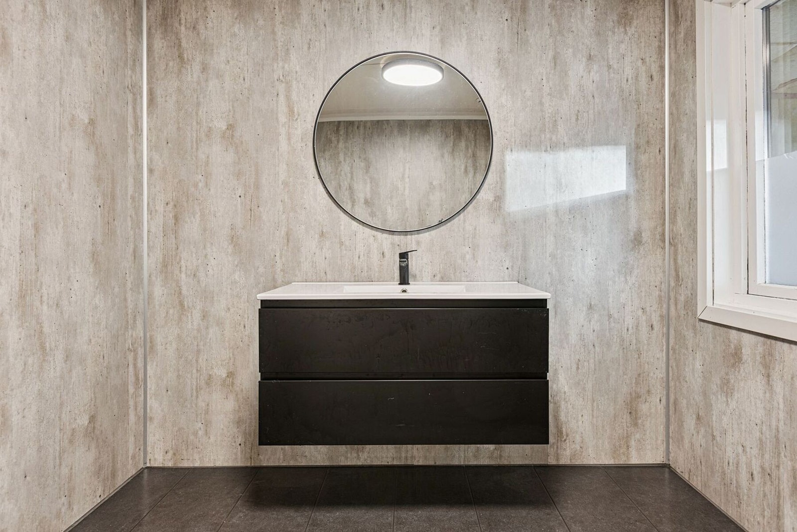 Servantinnredning og overflater i gjennomført stil Galleribilde