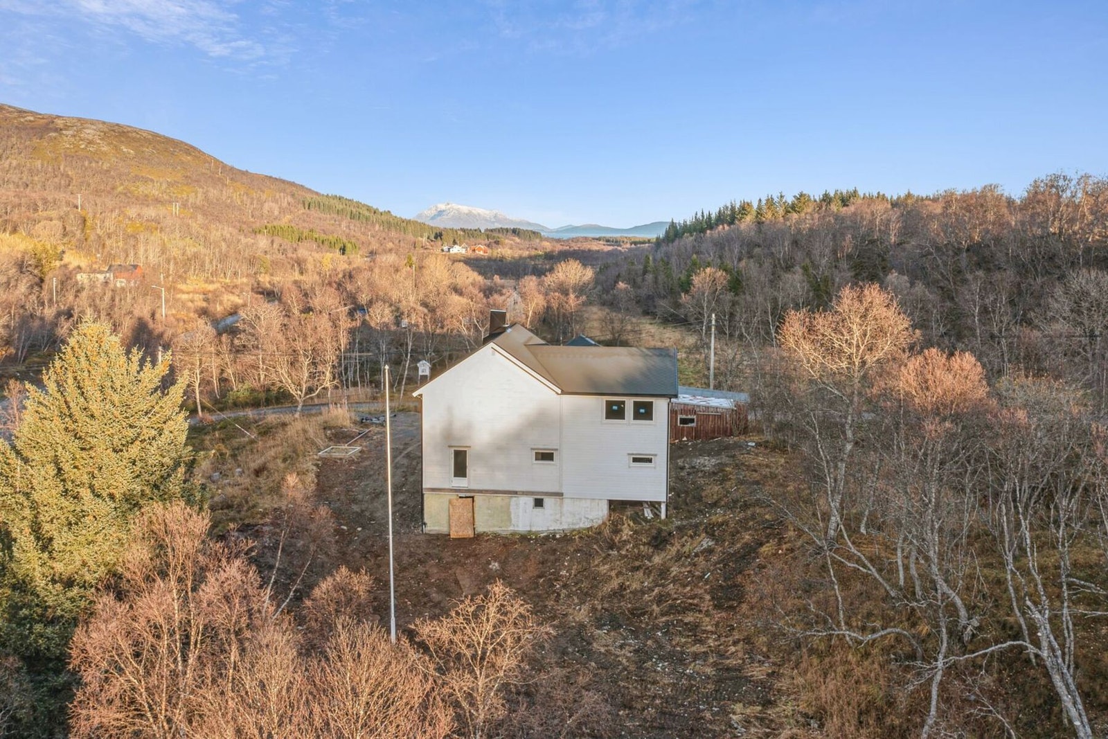 Usjenert eiendom med naturen som nærmeste nabo (garasje til høyre ansees som et rivningsobjekt) Galleribilde