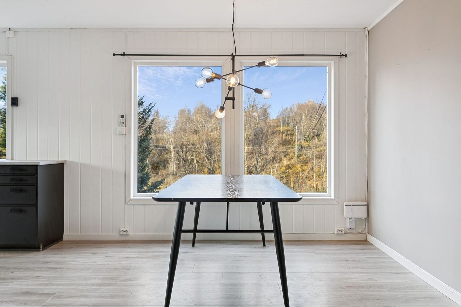 Det er gode innredningsmuligheter med plass til både sittegrupper og spisestue Galleribilde