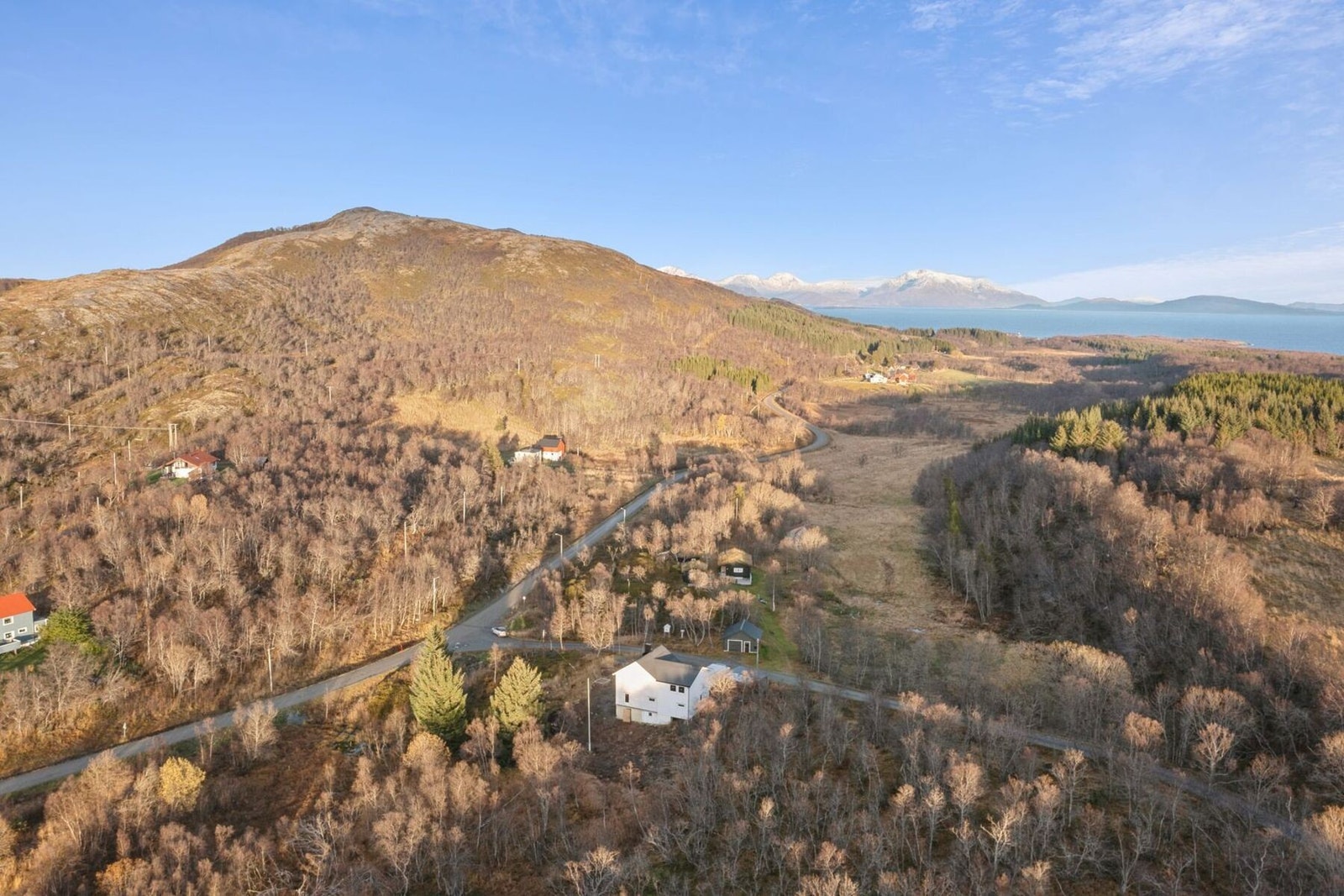 Her bor du i fredelige omgivelser og kan nyte naturen til fulle, her ser du Veten i bakgrunnen - et flott turmål for store og små! Galleribilde