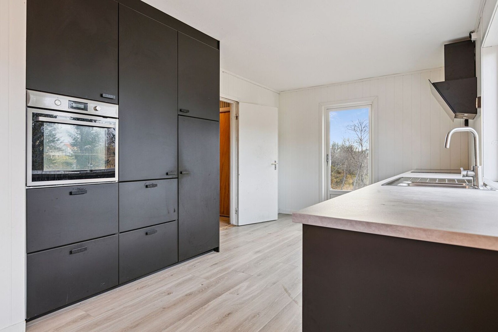 Alle hvitevarer er integrert og består av kjøle - og fryseskap, oppvaskmaskin, platetopp og
stekeovn Galleribilde