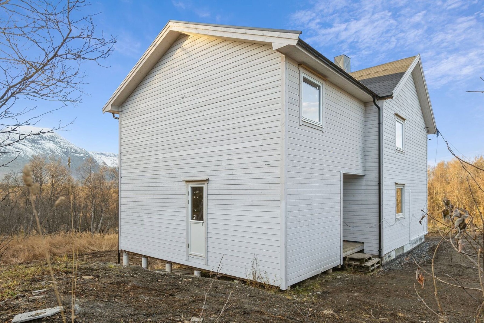 Boligen er tilbygd og renovert utvendig i perioden 2021-2022 med nytt tak, kledning og vinduer Galleribilde