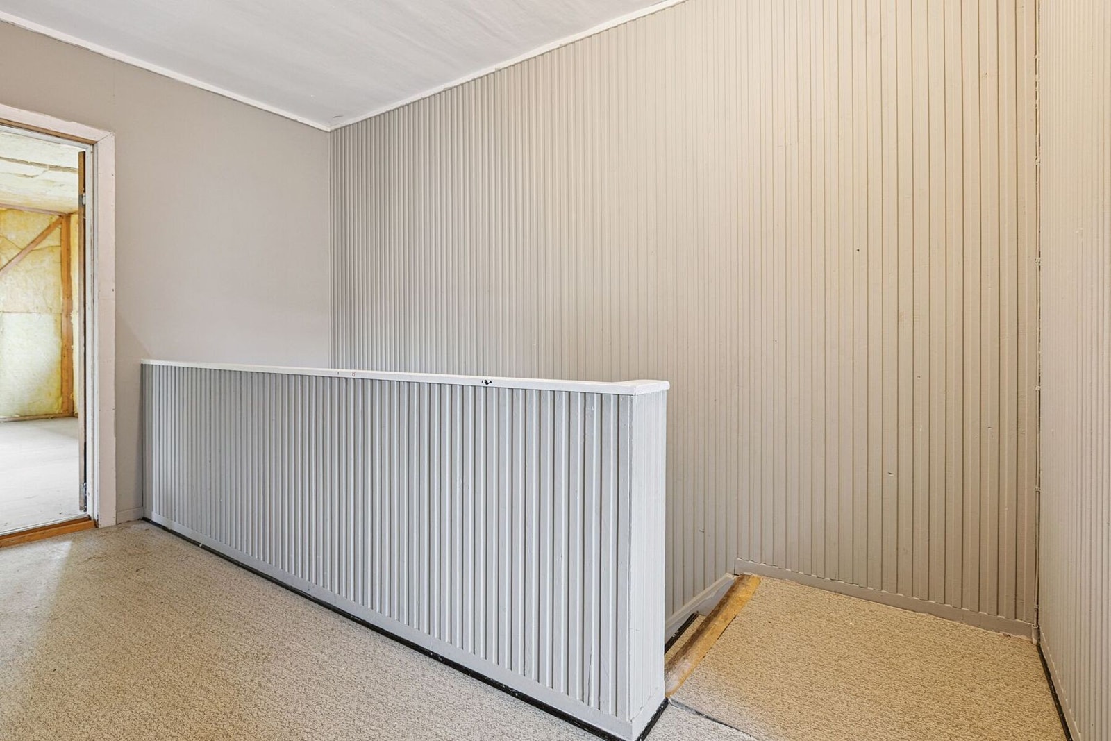 Gang på loft med adkomst til tre soverom, bad og en stue Galleribilde