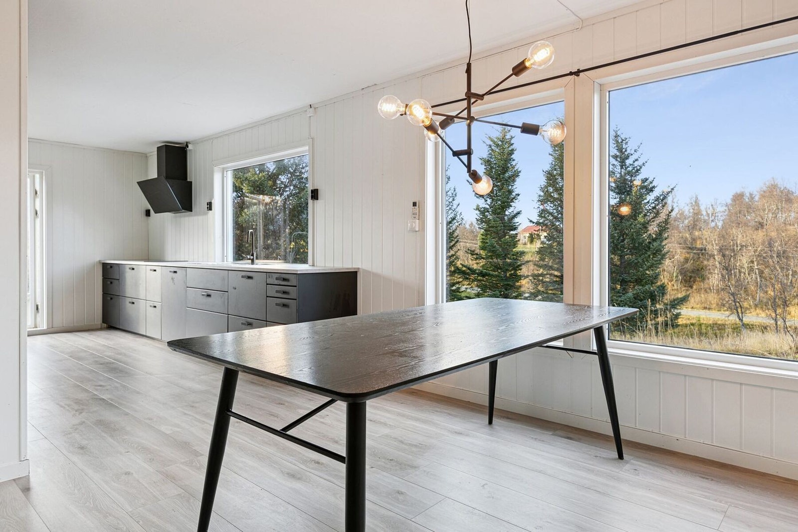 Stue og kjøkken byr på store vindusflater med godt lysinnslipp Galleribilde