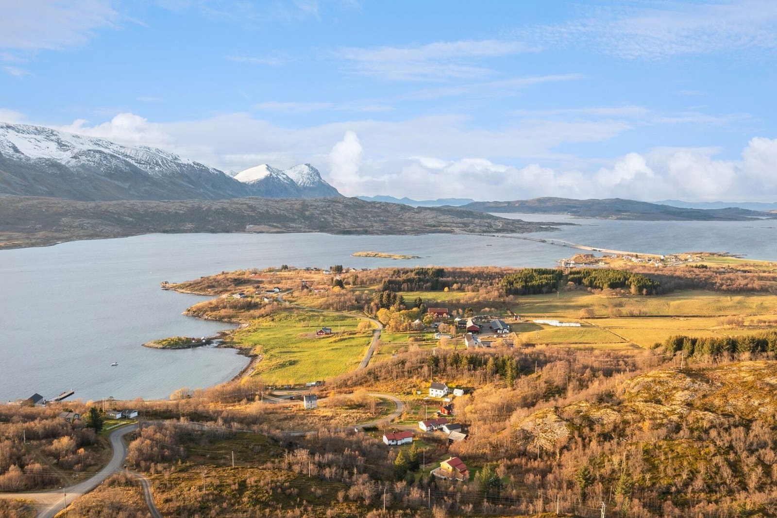En meget romslig enebolig beliggende i vakre omgivelser på Sandsøy, en del av Øyriket utenfor Harstad Galleribilde