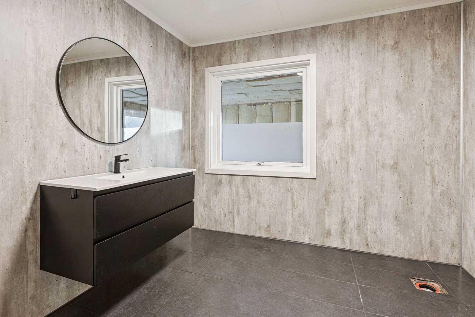 Nytt bad på loft med flislagt gulv med varmekabler Galleribilde