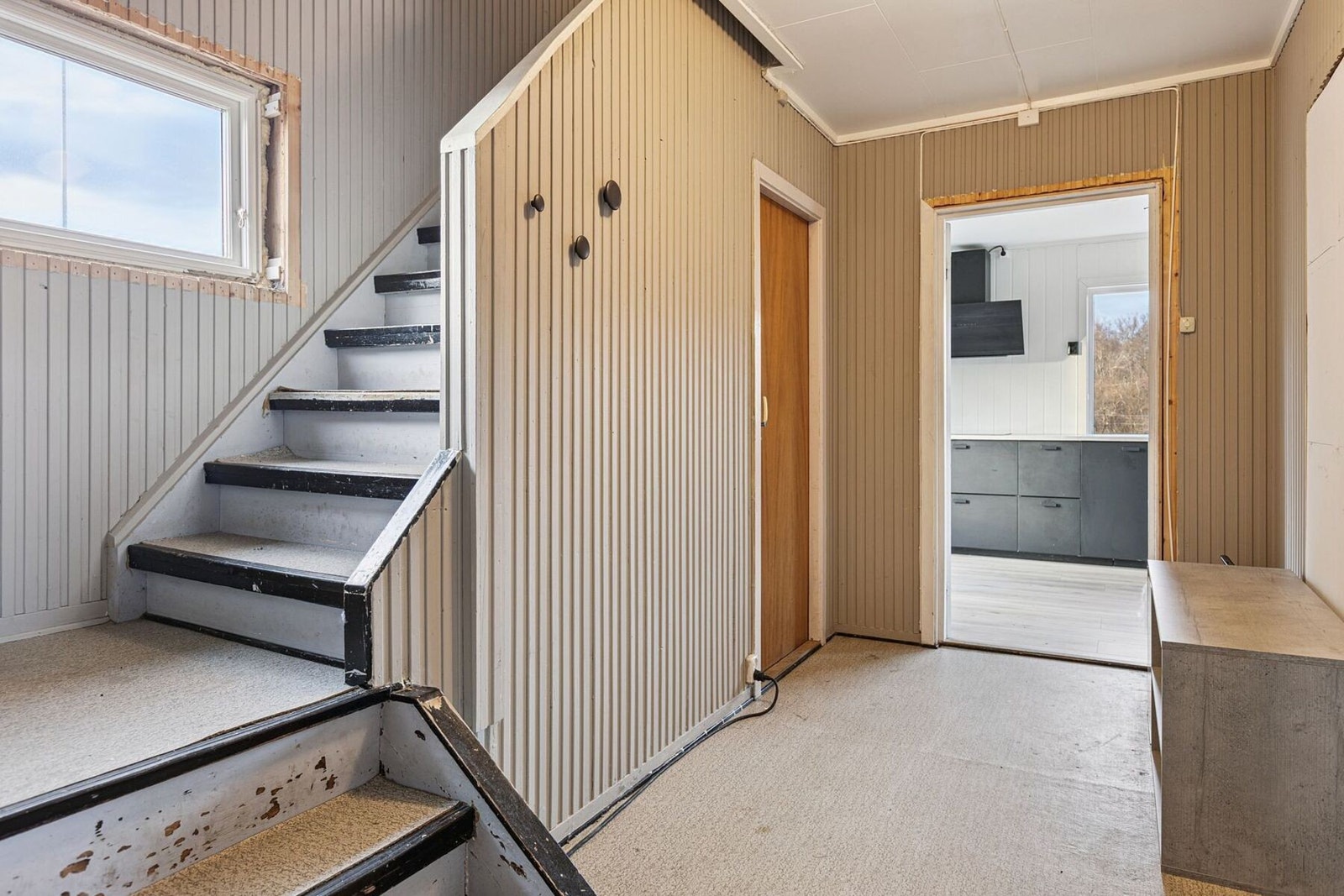 Gang med trapp opp til loftsetasje - eldre del av huset trenger oppussing for å komme opp til dagens standard Galleribilde