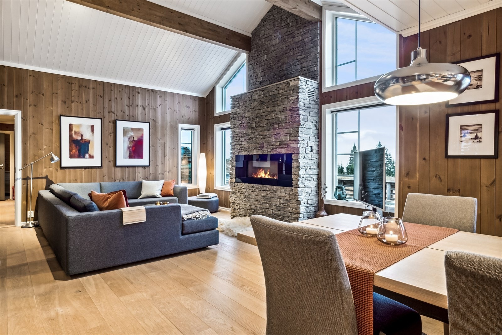 Her har en også god plass for spisegruppe. Et samlingspunkt for familie og venner Galleribilde