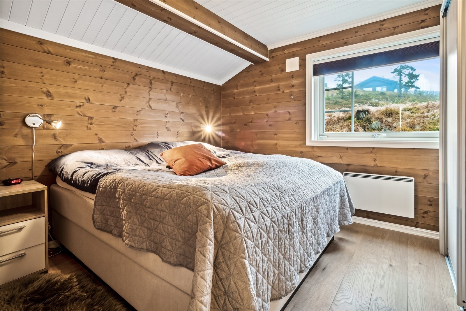 Romslig hovedsoverom med skyvedørsgarderobe Galleribilde