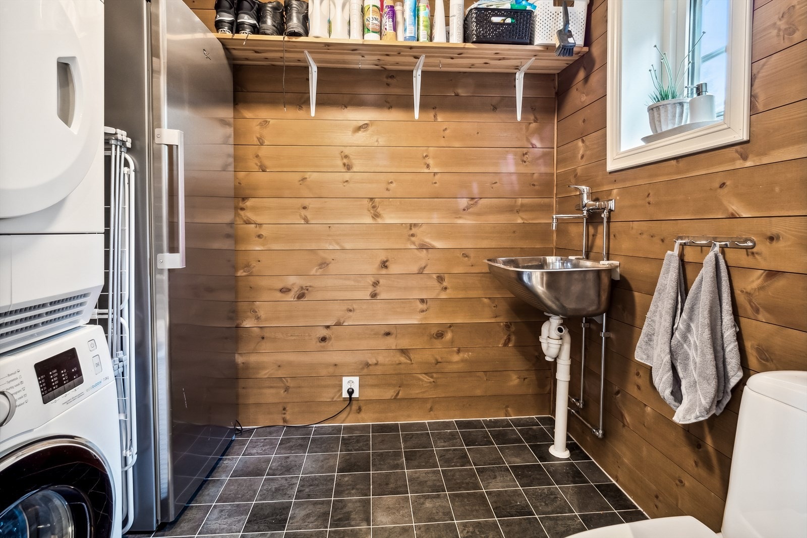 Vaskerom ved entréen med eget toalett og plass for ekstra lagring Galleribilde
