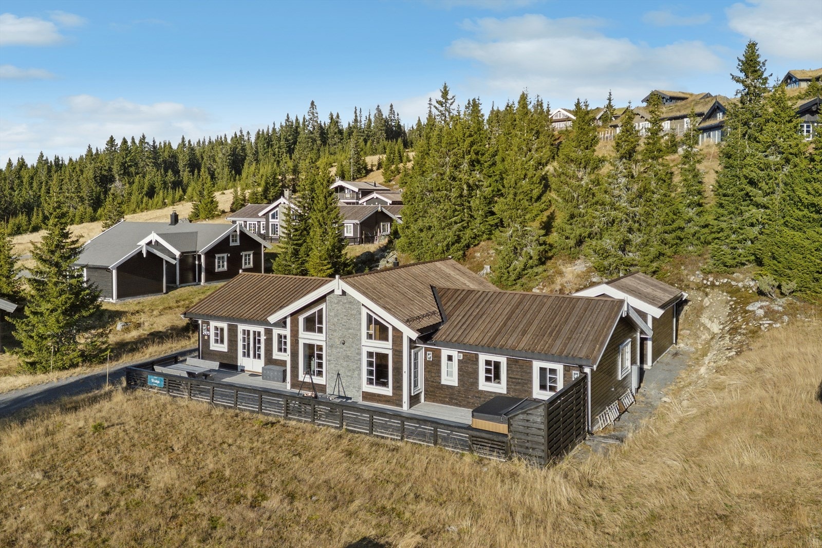 Lekker og innholdsrik hytte med flott beliggenhet i Birkebeinerbakken. Galleribilde