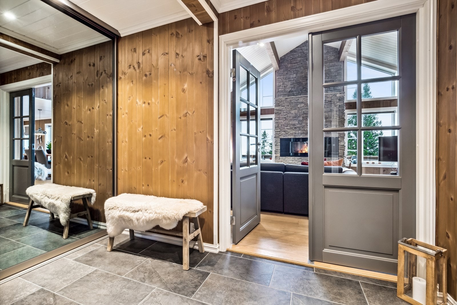 Velkommen inn i en innbydende entré med praktisk skyvedørsgarderobe. Galleribilde