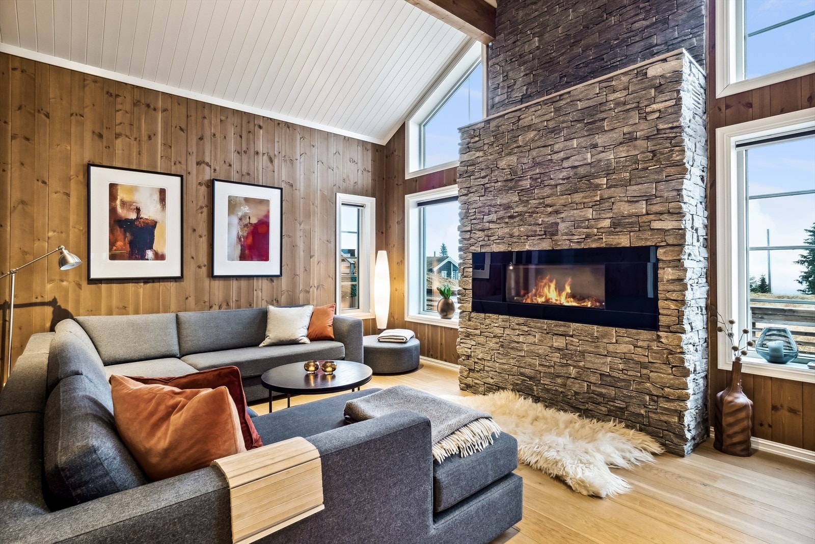 Luftig takhøyde og store vinduer som slipper inn mye naturlig lys Galleribilde