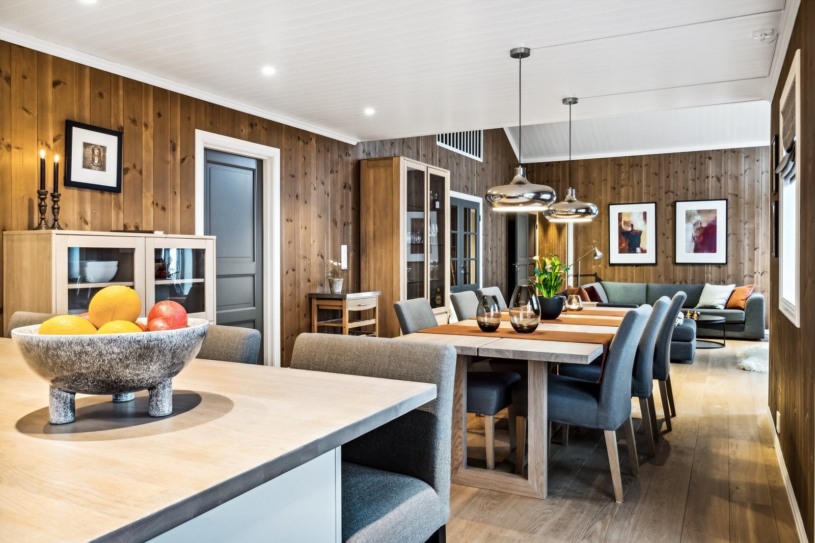 Fra kjøkkenet, mot spisestuen og stuen Galleribilde