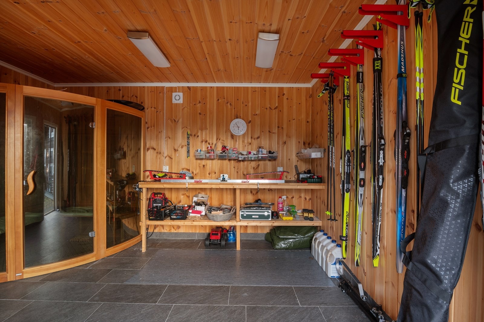 Gulvvarme og avtrekksvifte gir gode forhold for skismøring, men annekset kan også benyttes for ekstra overnatting mv. Galleribilde