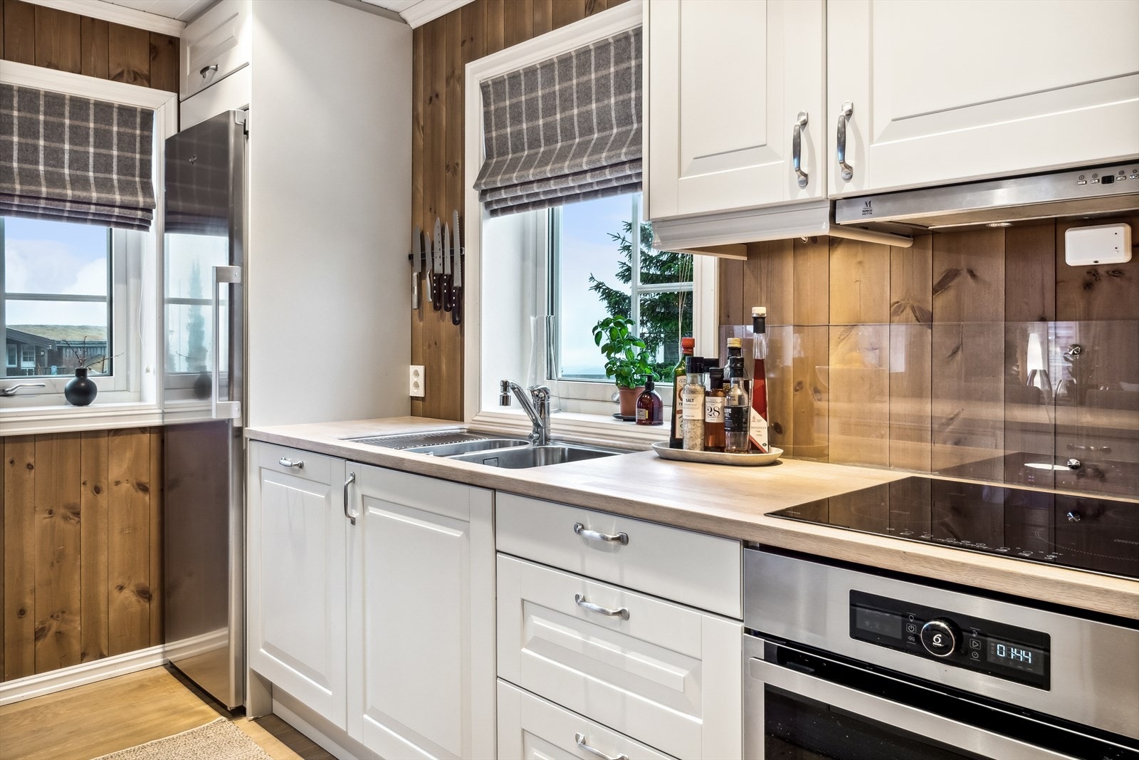 Integrert oppvaskmaskin, stekeovn, platetopp og micro. Dette medfølger i handelen Galleribilde