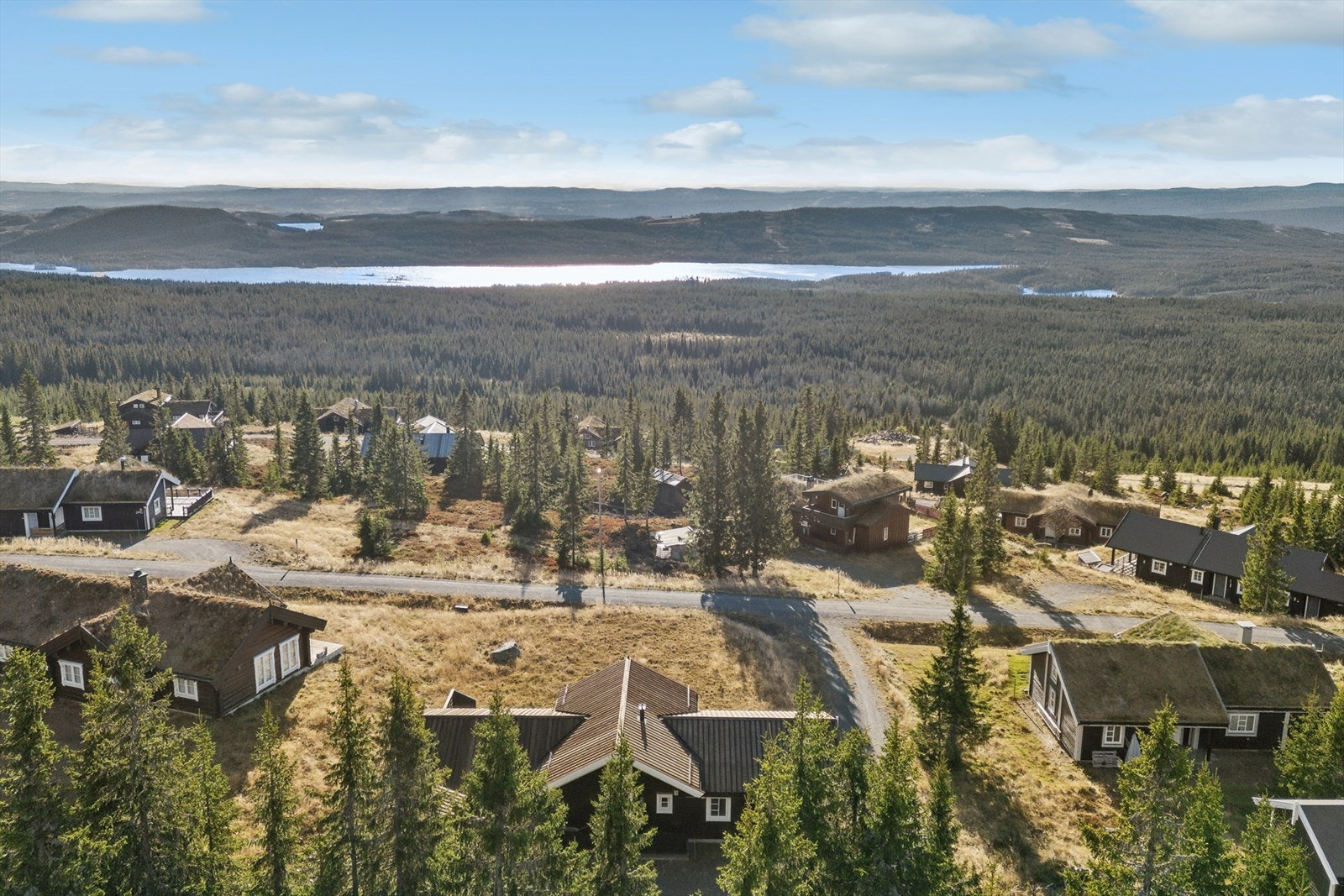 Velkommen til Sjusjøen-Brøttum 2975! Fantastisk familiehytte med god standard, 5 soverom, 2 bad og egen skibod med varme? Galleribilde