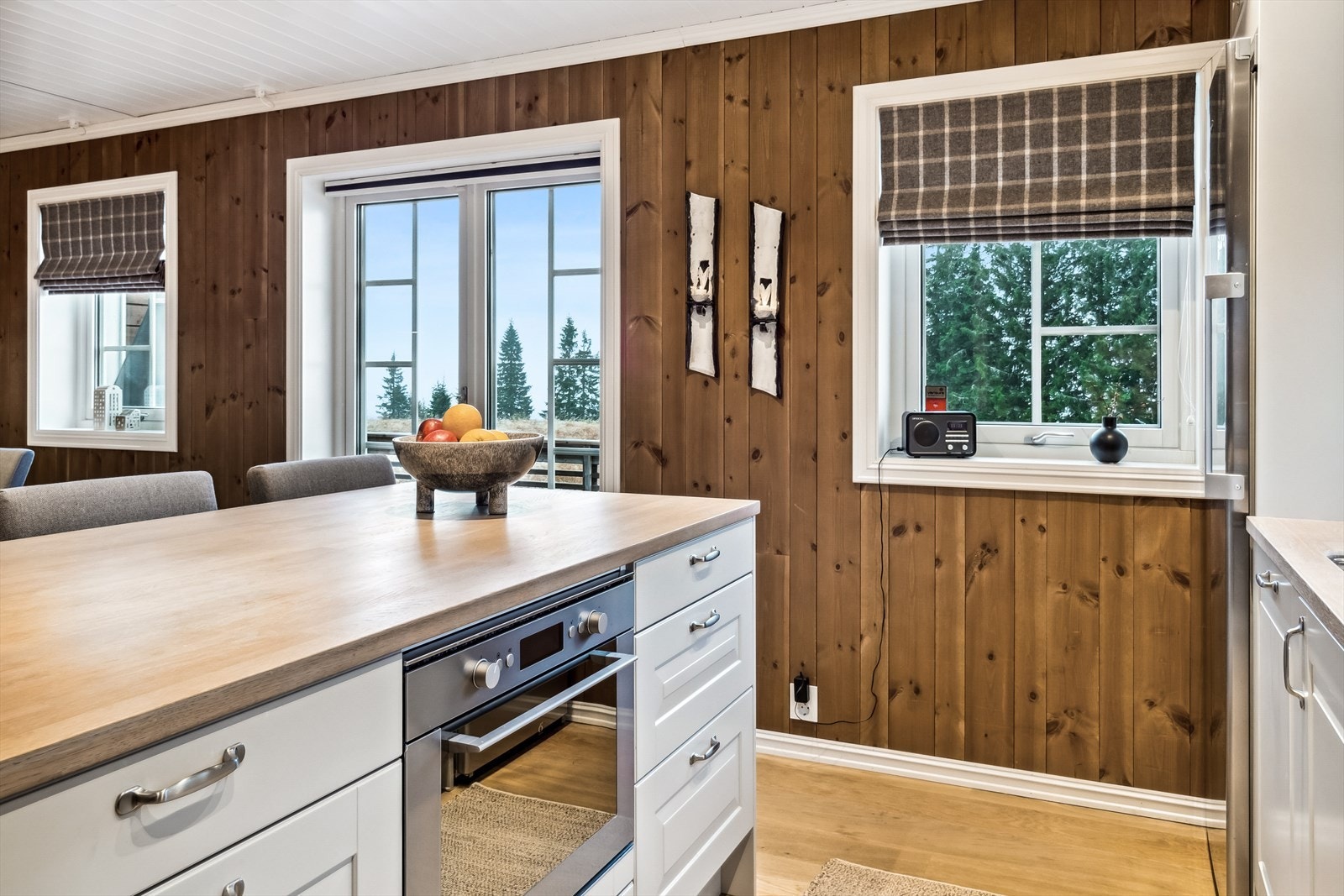 Fra kjøkkenet er det adkomst ut til den romslige og solrike terrassen Galleribilde