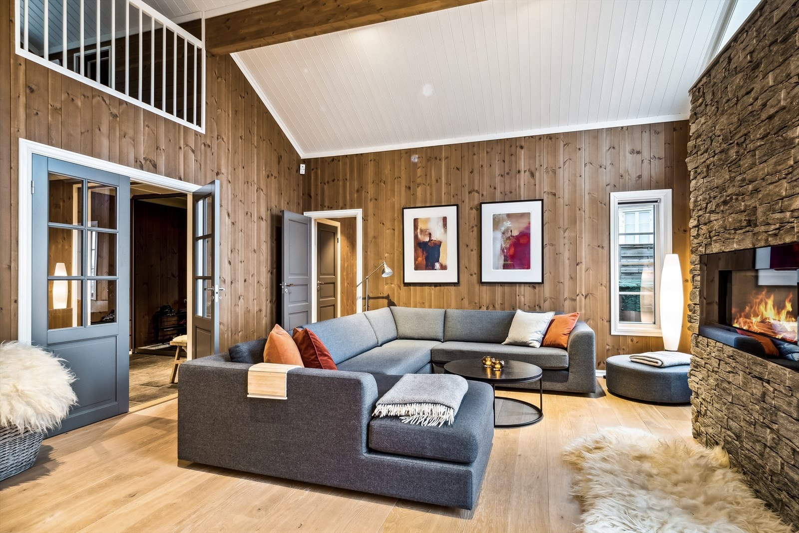 Trivelig stue med god takhøyde og gasspeis Galleribilde