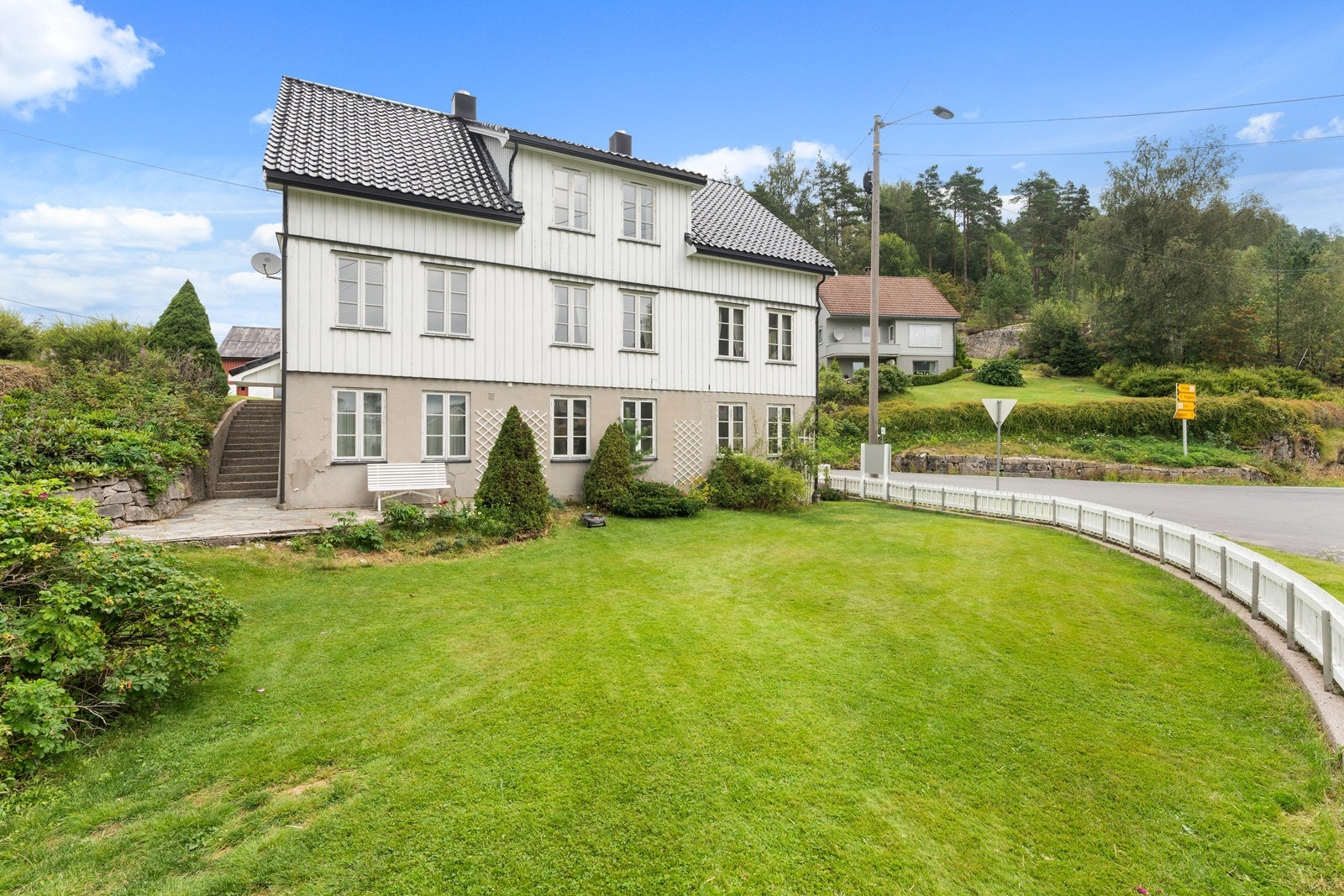 Boligen ble renovert på utsiden på begynnelsen av 1990 tallet. Galleribilde